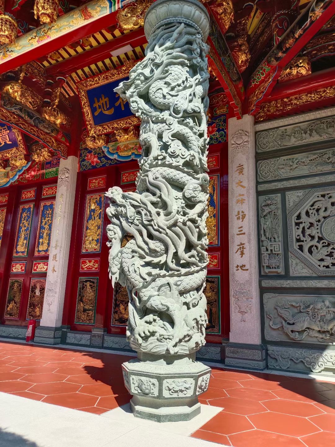 bluestone-dragon-columns-2