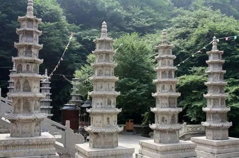sacred-stone-sutra-pagodas-3